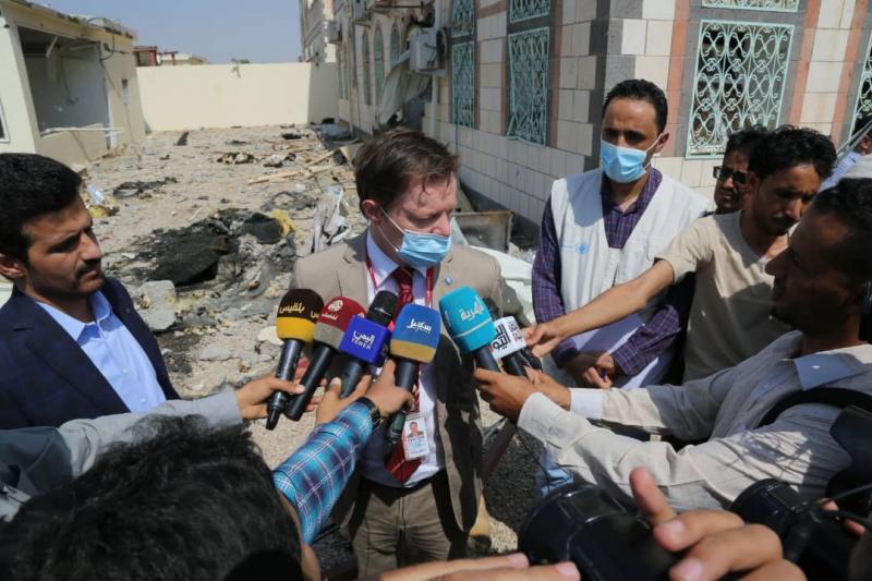 بالصور .. المفوض السامي لحقوق الإنسان يطلع على الدمار الذي خلفه القصف الحوثي على منزل محافظ مأرب ومنازل النازحين