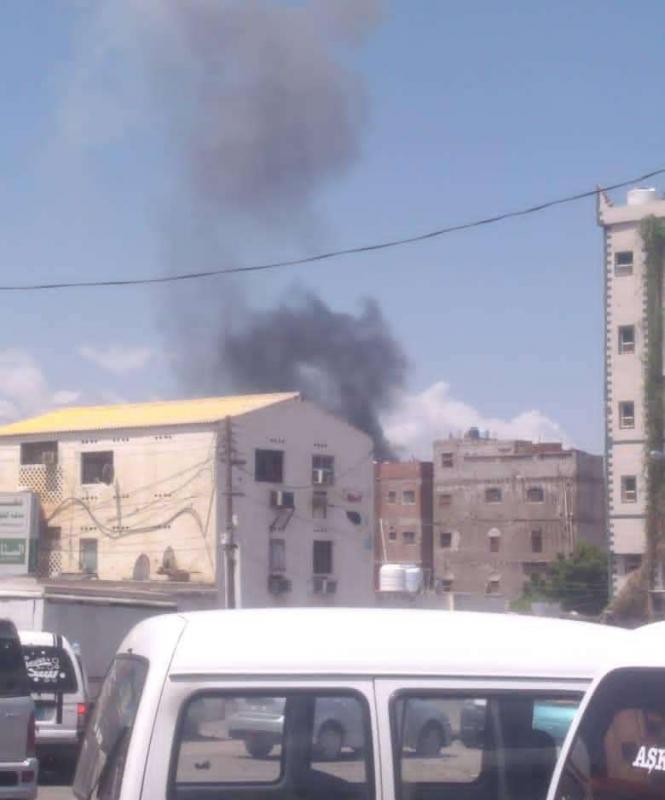 إنفجار سيارة مفخخة في عدن إستهدف موكب مسؤولين 