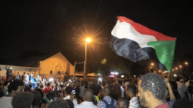 اعتقال رئيس الوزراء السوداني ومعظم وزراء الحكومة و"تجمع المهنيين" يدعو إلى التصدي للانقلاب