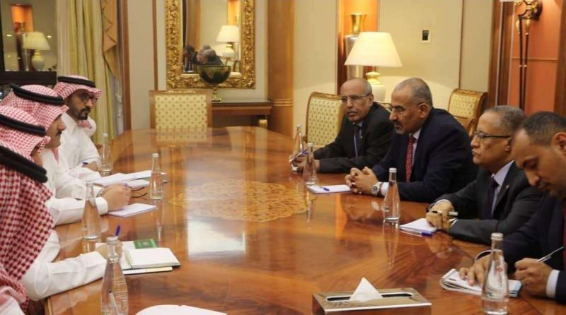 السفير السعودي لدى اليمن يلتقي وفد المجلس الإنتقالي برئاسة الزبيدي