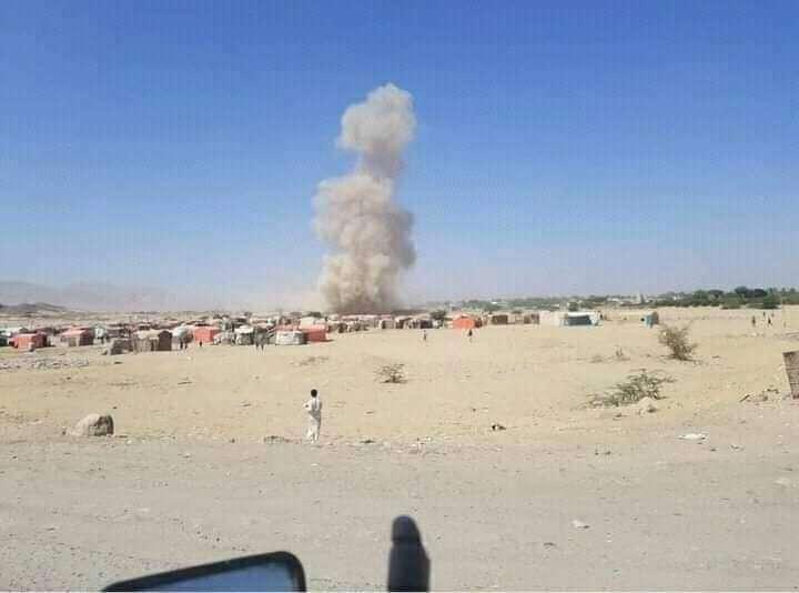 صاروخ باليستي حوثي يستهدف مخيم للنازحين بمأرب ( صوره)