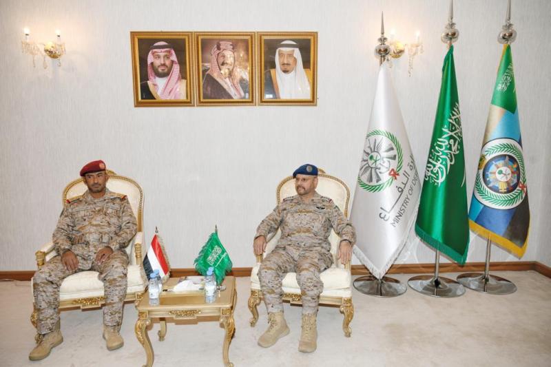 رئيس هيئة الاركان العامة " بن عزيز "  يلتقي نظيره السعودي