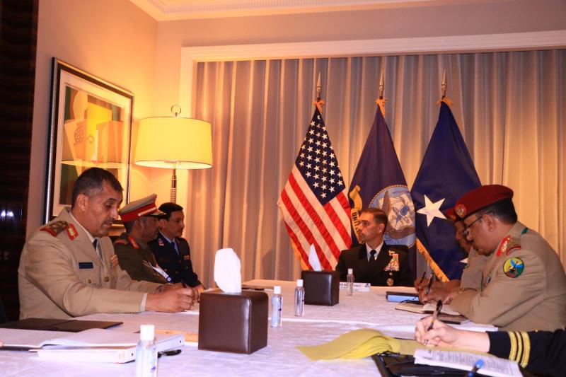 رئيس هيئة الأركان " بن عزيز " يلتقي قائد قوات البحرية الأمريكية الوسطى 