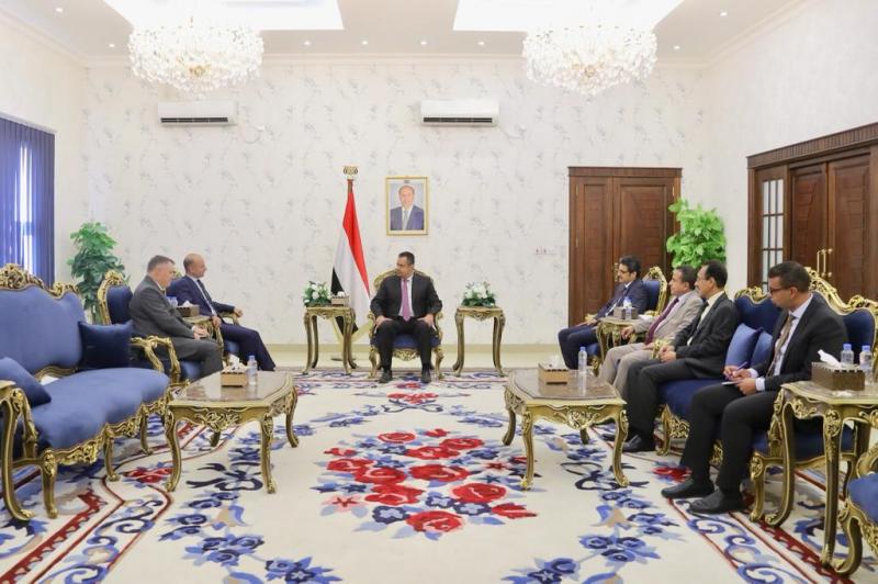 رئيس الوزراء يستقبل في العاصمة المؤقتة عدن السفير الفرنسي لدى اليمن