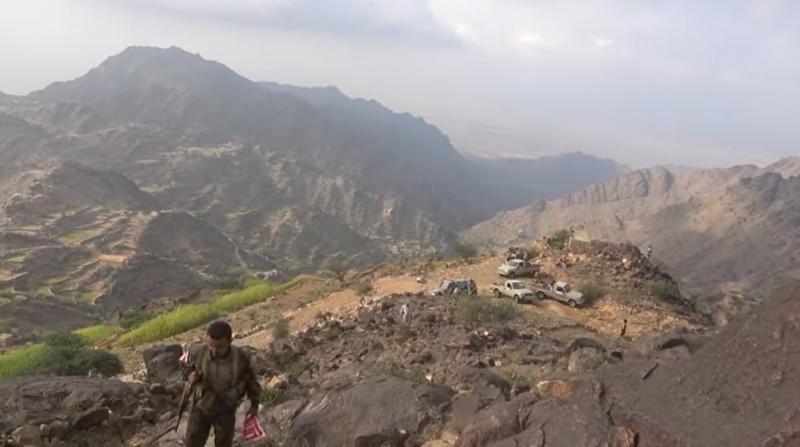 شاهد بالفيديو .. أثناء وصول قوات العمالقة إلى مواقع الحوثيين في مقبنة بتعز والسيطرة على جبل إستراتيجي