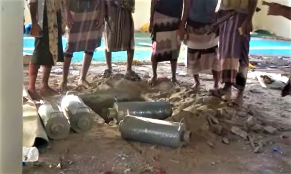 شاهد بالفيديو .. كيف يزرع الحوثيون العبوات الناسفة في المساجد .. وفرق هندسة القوات المشتركة تقوم بنزعها
