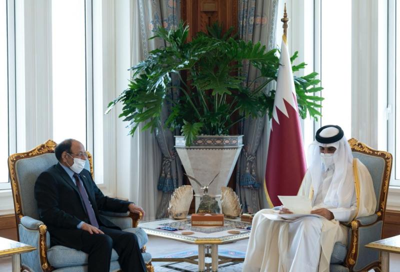 نائب الرئيس  " علي محسن الأحمر " يسلم أمير قطر رسالة خطية من الرئيس هادي