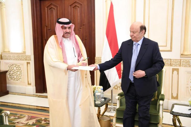 الرئيس هادي يسلم السفير السعودي رسالة لولي العهد السعودي ( صوره)