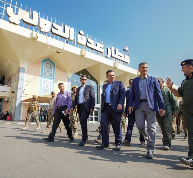 رئيس الوزراء يطلع على سير العمل وحركة الملاحة الجوية في مطار عدن الدولي