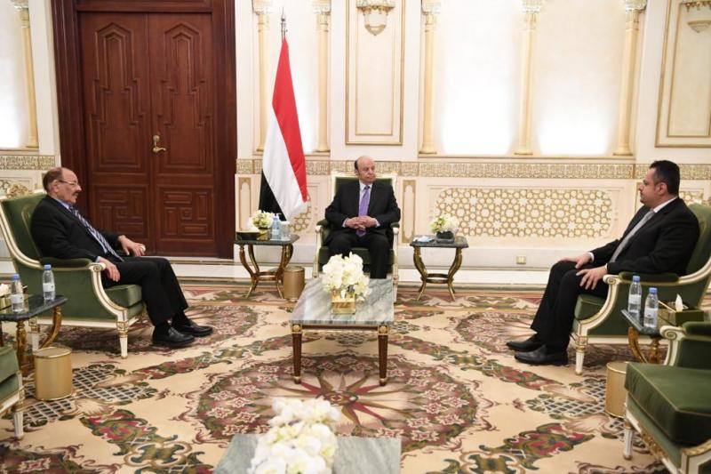 الرئيس هادي يعقد اجتماعاً ضم نائبه ورئيس الوزراء للوقوف على مجمل الاوضاع والتطورات على الساحة الوطنية