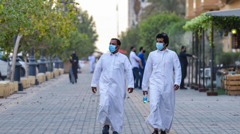 السلطات السعودية تصدر توجيهات بإعادة فرض ارتداء الكمامة والتباعد في كل مكان