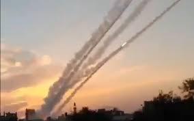 إسرائيل تعلن تحضيرها لرد عسكري على الصواريخ التي سقطت في تل أبيب