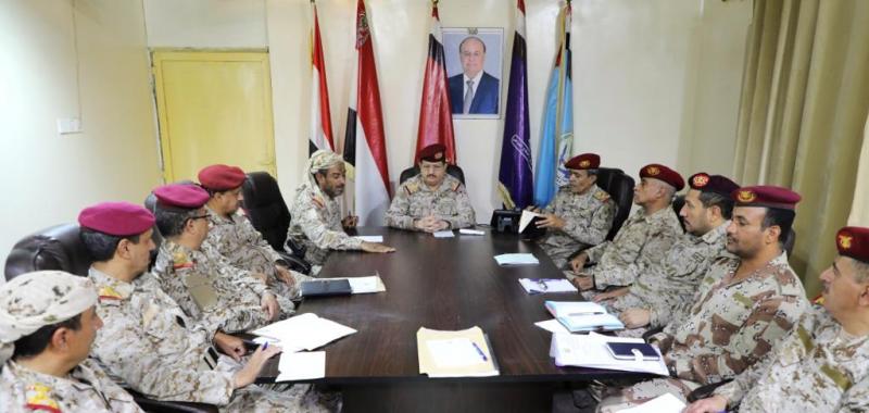 قيادة وزارة الدفاع تعقد إجتماعاً للوقوف على آخر المستجدات ( صوره)