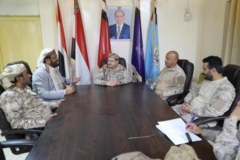 بحضور وزير الدفاع ومحافظ مأرب واللواء الشهراني .. مناقشة سير العمليات القتالية في مختلف الجبهات