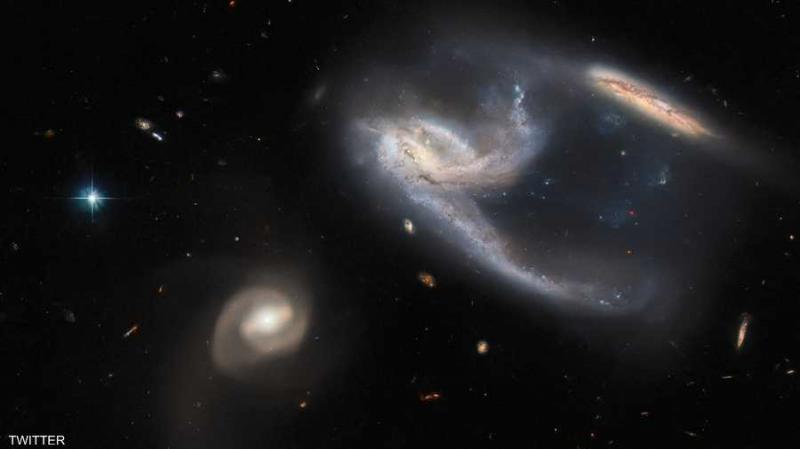 تلسكوب "هابل" الفضائي يرصد 3 مجرات مذهلة