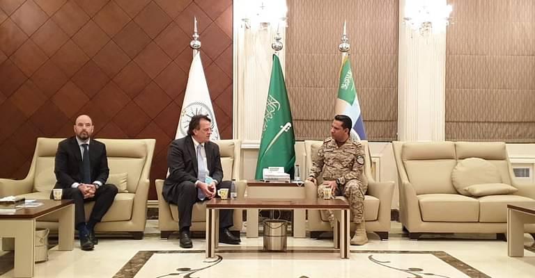 ناطق التحالف يعقد إجماع مع منسق الشؤون الإنسانية في اليمن بشأن إستهداف سجن صعدة