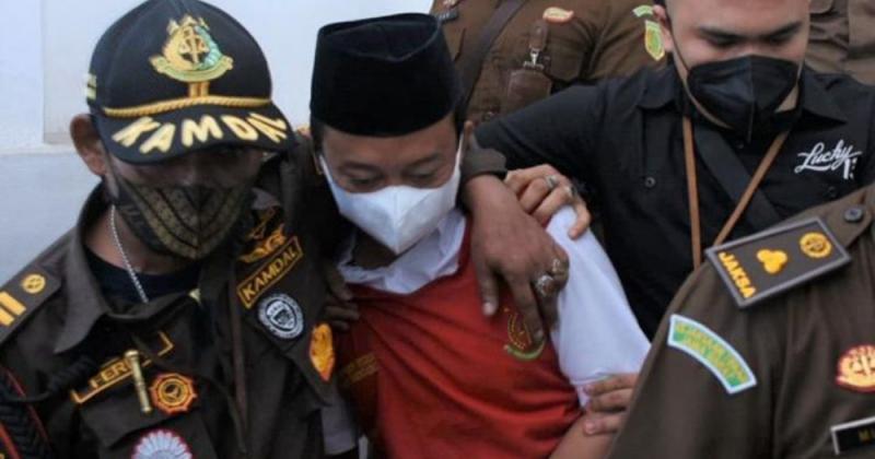  الحكم على مدير مدرسة اغتصب 13 طالبة و"حملن منه" في إندونيسيا