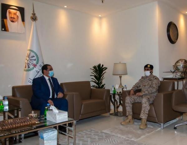 قائد القوات المشتركة يبحث مع وزير الداخلية اليمني جهود مكافحة الإرهاب وتهريب الأسلحة والمخدرات