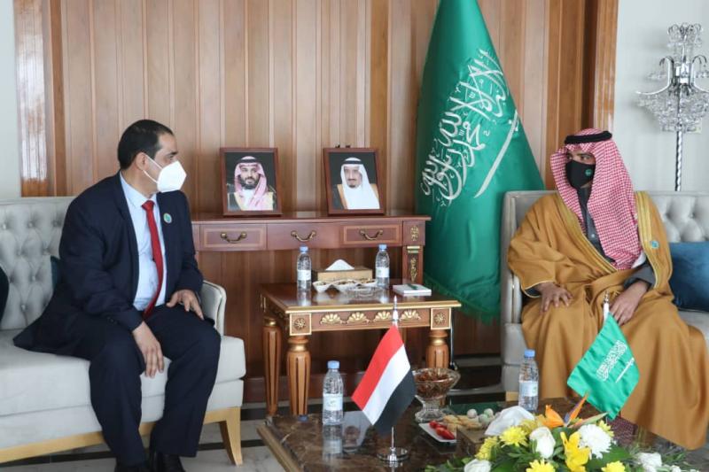 وزير الداخلية اليمني يبحث مع نظيرة السعودي التعاون الأمني بين البلدين
