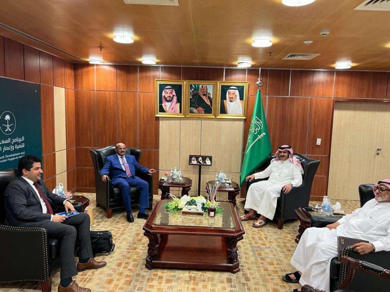 محافظ البنك المركزي اليمني يلتقي السفير السعودي في الرياض
