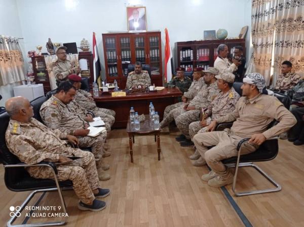 لجنة عسكرية من وزارة الدفاع تطلع على الأوضاع الإدارية واللوجستية في محور تعز