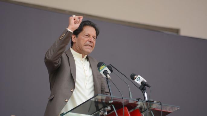 الرئيس الباكستاني يعلن حل البرلمان.. وعمران خان يفلت من سحب الثقة