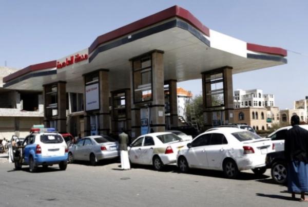 رغم تدفق السفن النفطية الحوثيون يفرضون زيادة سعرية على أسعار البنزين