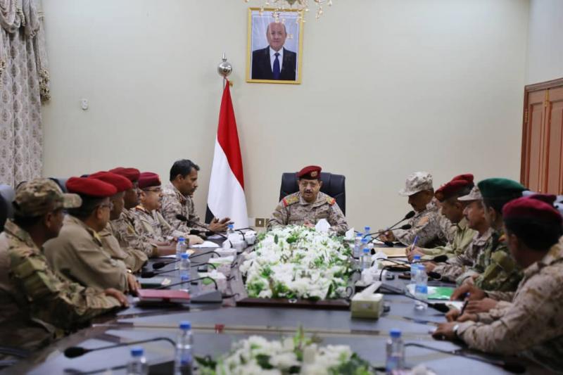وزير الدفاع يترأس اجتماعا في قيادة المنطقة العسكرية الرابعة في عدن