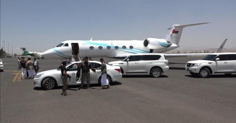 وصول وفد عُماني يرافقه وفد الحوثيين المفاوض إلى صنعاء ( صوره)