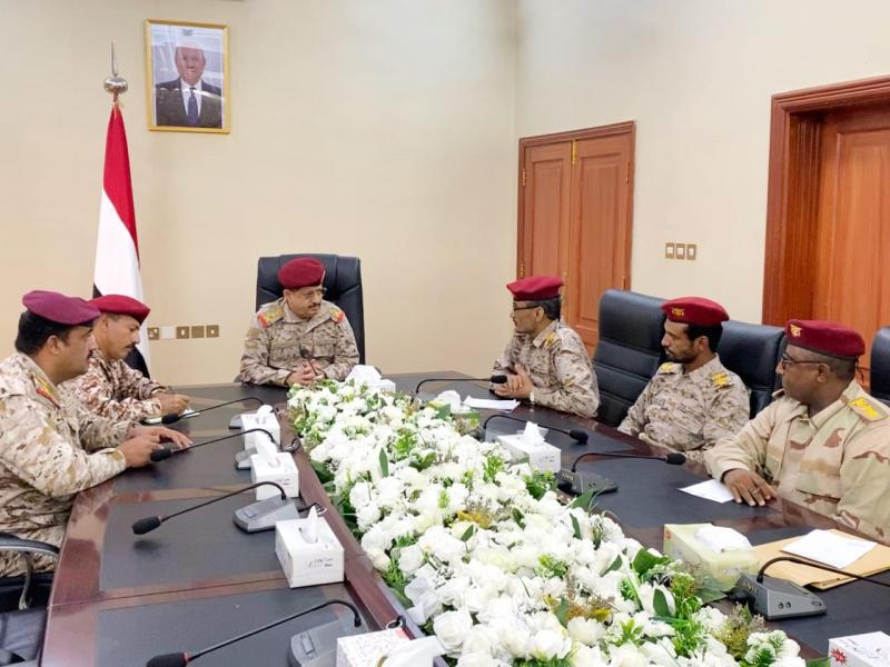 وزير الدفاع " المقدشي " يلتقي قيادة محور الحديدة ويشدد على الانضباط والجاهزية