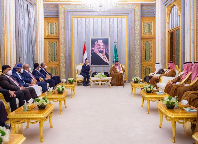 الملك سلمان يستقبل رئيس ونواب مجلس القيادة الرئاسي ( صور)