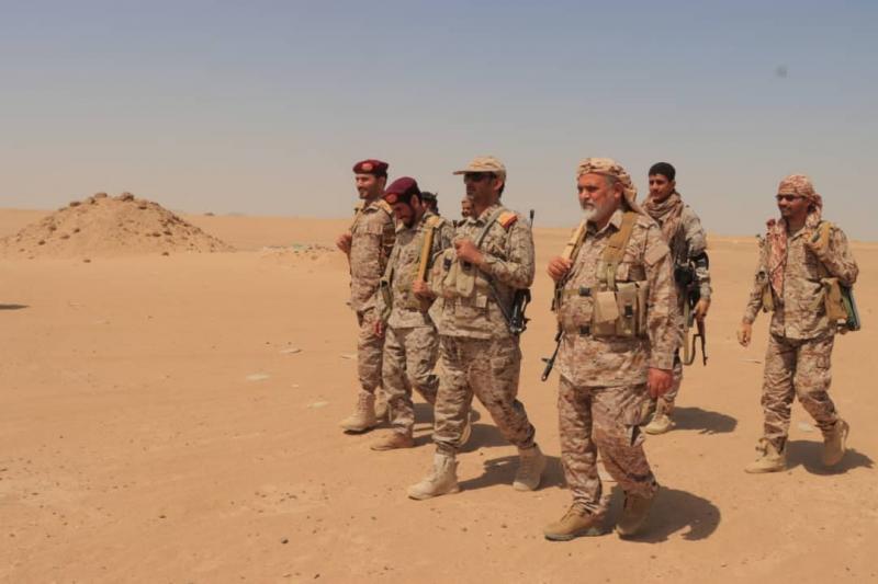 رئيس الأركان اللواء بن عزيز  يتفقد قوات الجيش المرابطين في جبهتي العلم والجدافر