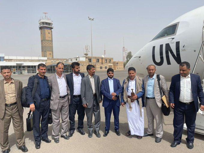 القيادي الحوثي الرزامي وقيادات عسكرية حوثية تغادرعبر مطار صنعاء ( صوره)