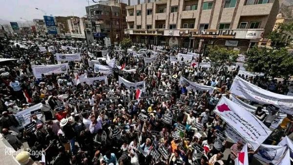 الآلاف يتظاهرون بتعز في مسيرة حاشدة للمطالبة برفع الحصار الحوثي عن المدينة وفتح الطرق الرئيسية
