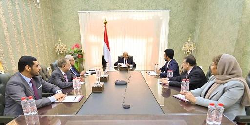 رئيس مجلس القيادة يحث في لقاء مع رئاسة هيئة التشاور على تعزيز الجبهة الداخلية
