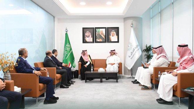 وزير المالية ومحافظ البنك المركزي يلتقيان وزير المالية السعودي