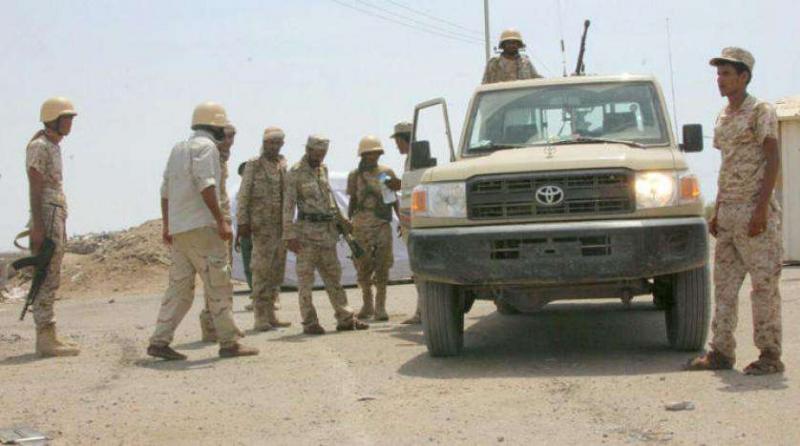 عدن : الحزام الأمني يهاجم شرطة دار سعد والاستيلاء على طقم وحجز 6 افراد