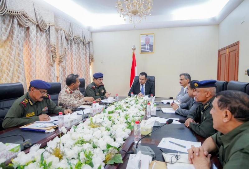 رئيس الوزراء يرأس اجتماع أمني في عدن لمناقشة مواجهة المخططات الإرهابية وتعزيز الاستقرار