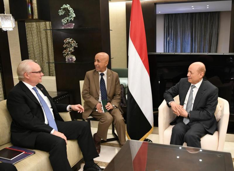 رئيس مجلس القيادة يستقبل المبعوث الاميركي للبحث في المستجدات اليمنية وفرص احياء السلام