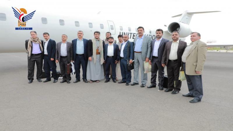 اللجنة العسكرية التابعة للحوثيين تغادر مطار صنعاء إلى عمٌان
