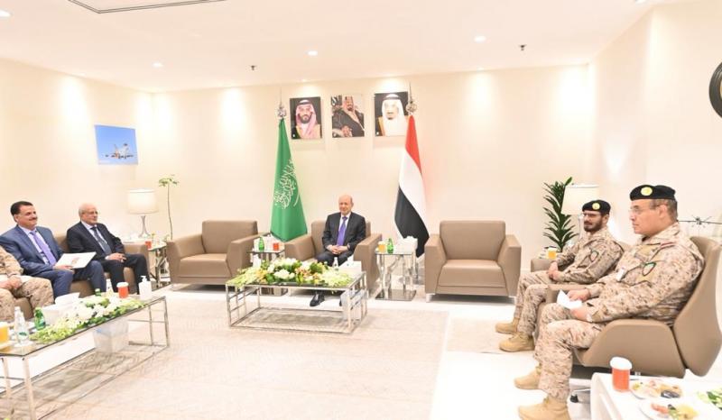 بالصور .. رئيس مجلس القيادة الرئاسي يزور مقر قيادة القوات المشتركة لتحالف دعم الشرعية