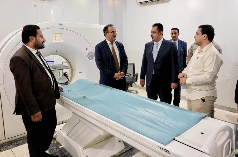 رئيس الوزراء يزور هيئة مستشفى مأرب ويوجه بإنجاز مركز علاج السرطان