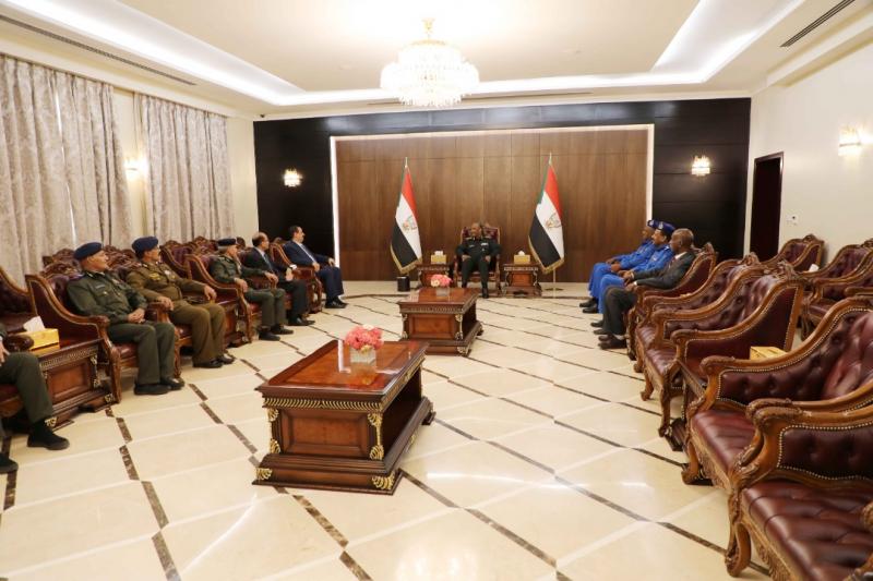 رئيس مجلس السيادة السوداني يستقبل وزير الداخلية