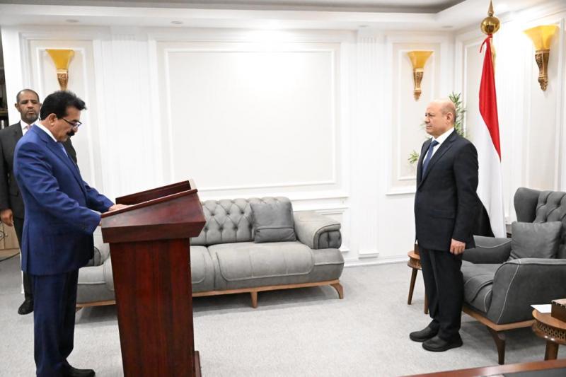 محافظ الجوف يؤدي اليمين الدستورية امام رئيس مجلس القيادة الرئاسي