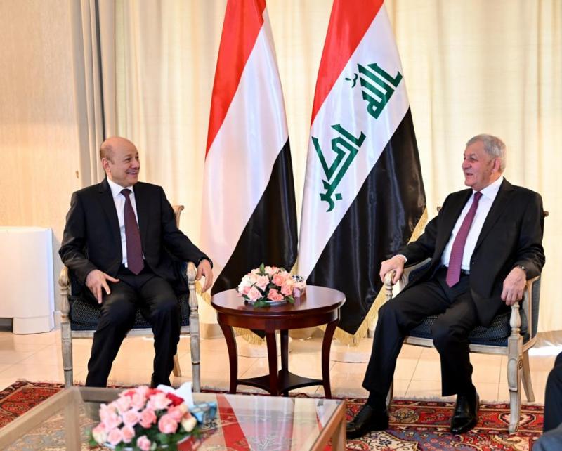 رئيس مجلس القيادة الرئاسي يبحث والرئيس العراقي العلاقات الثنائية بين البلدين