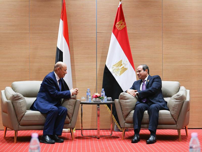 رئيس مجلس القيادة الرئاسي يبحث مع الرئيس المصري المستجدات اليمنية والعلاقات الثنائية