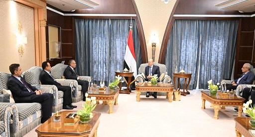 رئيس مجلس القيادة الرئاسي يلتقي هيئة رئاسة مجلس الشورى