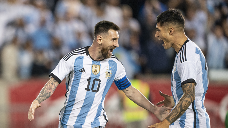 المنتخب الأرجنتيني يكتسح نظيره الإماراتي