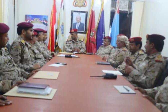 رئيس هيئة الأركان يعقد اجتماعا بقادة المناطق العسكرية