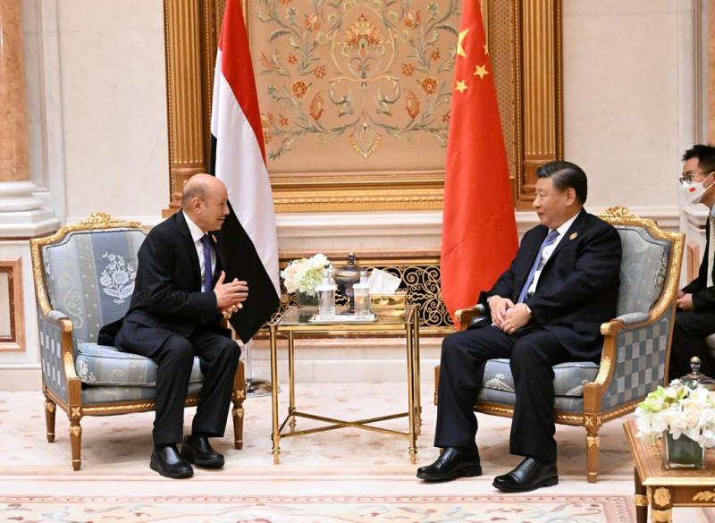 رئيس مجلس القيادة الرئاسي يبحث والرئيس الصيني مستجدات الوضع اليمني والعلاقات العريقة بين البلدين